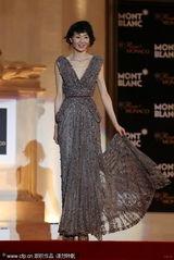 组图：张曼玉金色深V薄纱裙亮相 拽裙摆似蝴蝶仙女