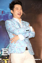 幻灯图：庾澄庆恢复单身很开放 搂两位名模宣布开唱 