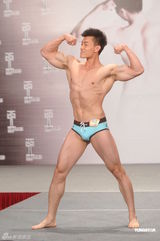 组图：“大只男”陈景国亚洲先生泳装秀遭胸袭  