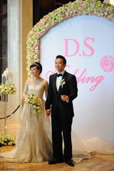 高清图：孙俪邓超上海大婚 新人现身当众亲吻