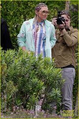 组图：Ke$ha彩色玉米头个性 白色吊袜胸门大开