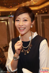 组图：滕丽名老公公开亮相 献热吻祝贺爱妻生日