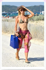 组图：帕丽斯-希尔顿豹纹比基尼现身海边
