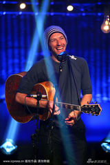 幻灯图：海地赈灾义演现场 Coldplay用歌声抚慰灾民