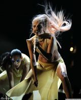 高清图：格莱美现场 Lady Gaga野兽妆热力献歌