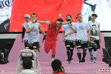 组图：香港巨蛋音乐节f(x)领衔冒台风献歌舞