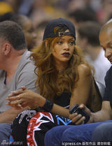 组图：蕾哈娜观战NBA忘情吃零食翻白眼