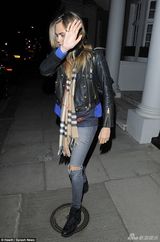 组图：凯特摩丝与接班人合照 出柜超模卡拉帅气