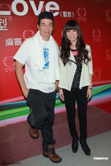 组图：佘诗曼陈豪新剧试造型 羞谈各自绯闻对象