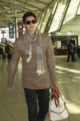 组图：韩星刘智泰休闲亮相机场笑容满面