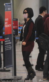 组图：谢娜现身机场急忙找厕所 戴花口罩无人识