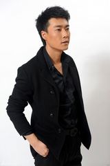 组图：乔大韦服饰写真黑白两相宜