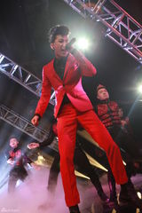 组图：范世琦居来提烟熏妆容翻唱EXO-M《MAMA》