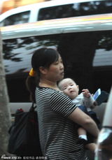 组图：黄奕上海开工 爱女相送依依不舍