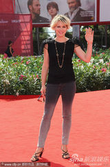 组图：《大师》记者会 玛莉亚与阿玛尼女掌门斗艳