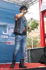 组图：汪东城摇滚风会歌迷 否认与炎亚纶有心结