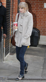 高清组图：泰勒-斯威夫特伦敦街拍马尾辫清新