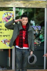 高清组图：韩星Rain剃发入伍腼腆可爱 千名粉丝送行