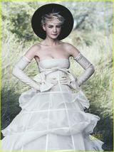 高清图：凯瑞-穆里根登时尚杂志封面 演绎经典红白蓝