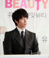 高清组图：韩星柳真结婚记者会 与老公甜蜜大秀恩爱