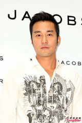 组图：张孝全遇女粉丝爆粗口 快闪结束活动