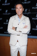 组图：甄子丹避谈赵文卓 纽约遇90岁粉丝