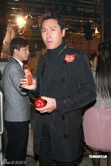 高清图：《女人最痛》开镜拜神 米雪献屏幕初吻