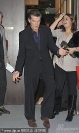 幻灯图集：布鲁斯南风采不减 粉丝索签名场面火爆