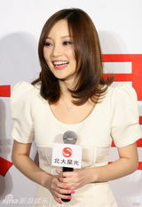 幻灯图集：李小璐签约北大星光 优雅母亲助阵