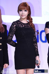 组图：2NE1出席为电子产品站台甜美亲和