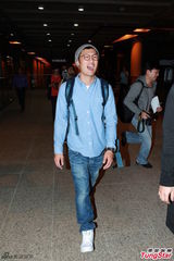 组图：余文乐吴雨霏同日返港现身机场