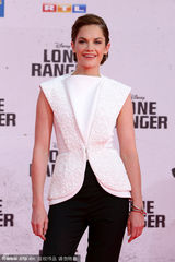 组图：德普撑《独行侠》柏林首映 汉莫揽美女