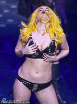 组图：Lady Gaga献唱“豪放”摸私密部位
