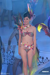 组图：2012港姐竞选现场 众佳丽泳装表演