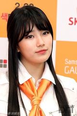 组图：韩团missA秀智戴橙领巾当一日店长