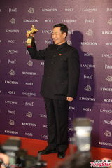 组图：李雪健获最佳男配佩戴国旗徽章领奖