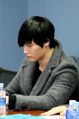 组图：《九家之书》台词排练 李胜基秀智默契