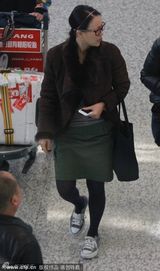 组图：那英抵沪捞金机场素颜显苍老