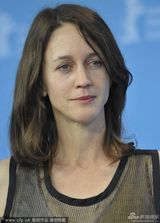 组图：《嫌犯莱拉》发布 导演皮亚中性装亮相