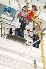 幻灯图：许嘉凌化身甜甜圈大使 高空弹跳差点吓哭 