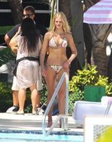 组图：莱奥纳多现任女友泳池边大秀比基尼