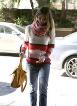 组图：辣妈杰西卡-阿尔芭横条毛衣街拍清新