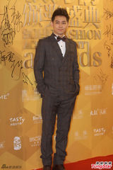 组图：Angelababy美艳秀香肩 张亮吴奇隆拼人气