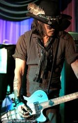 组图：约翰尼德普重组摇滚乐队 叼烟弹吉他酷劲十足