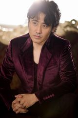 组图：吴秀波新写真深沉内敛 彰显王者风范