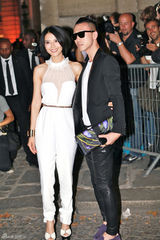 组图：高圆圆中性“骑士装”亮相巴黎时装周