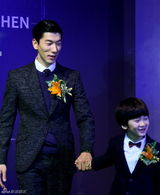 组图：张亮带天天出席代言活动