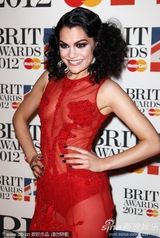 组图：Jessie J透视裙极尽诱惑 登台为火星哥颁奖