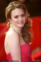 组图：电影《弊病》女星法伦低胸裙亮相首映礼