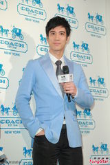 组图：王力宏西装亮相代言阳光俊朗